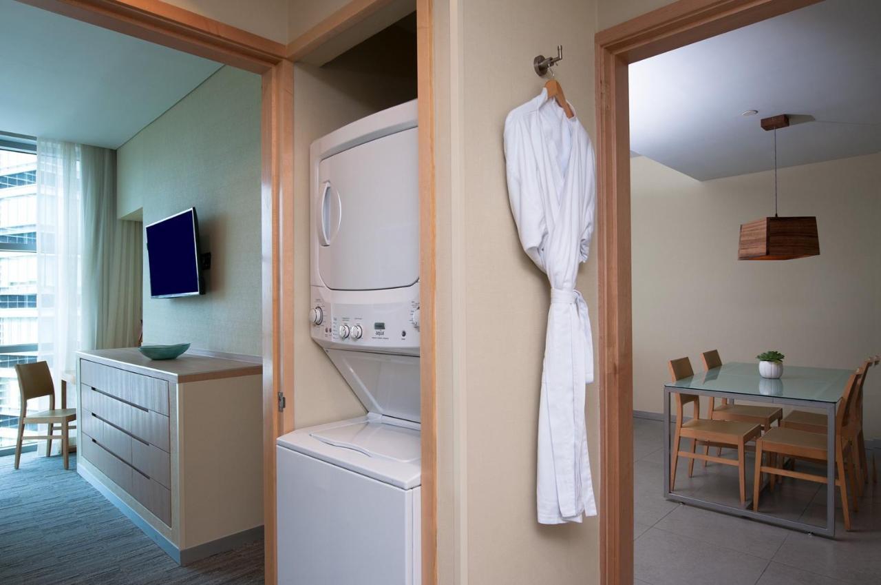 Stadia Suites Mexico City Santa Fe Buitenkant foto A bathrobe hanging on a wall