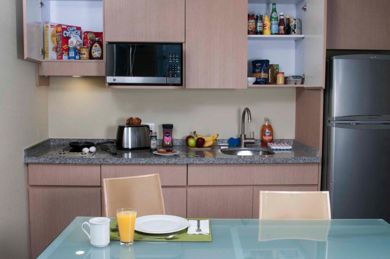 Stadia Suites Mexico City Santa Fe Buitenkant foto A typical kitchen in a typical apartment